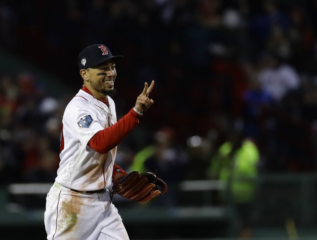 Andrew Benintendi makes outstanding World Series Game 2 catch