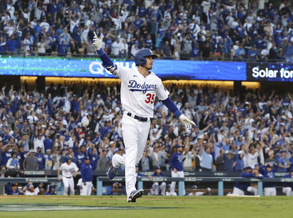 Mookie Betts, Corey Seager lead Dodgers over Braves 