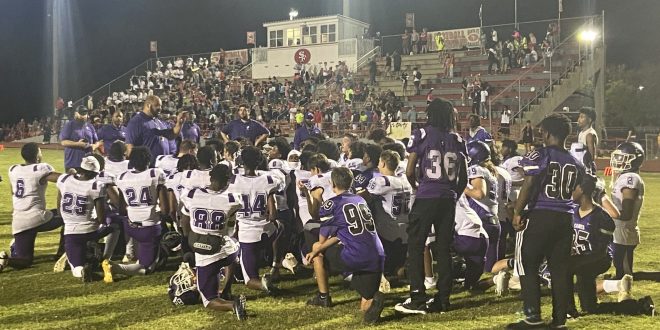 GHS head coach Ian Scott addressing the team after their win at Santa Fe.